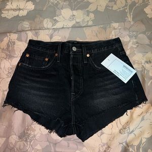 LEVI’S 501 TINY CUTOFF SHORT IN BLACK